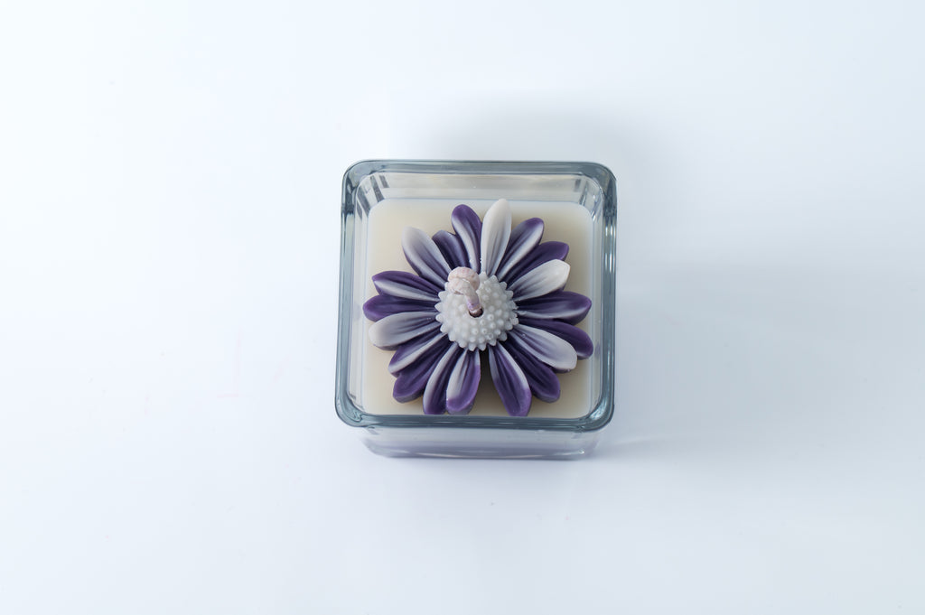 Lumanare decorativa parfumata cu aspect floral, turnata in 3 straturi si nuanțe de mov 