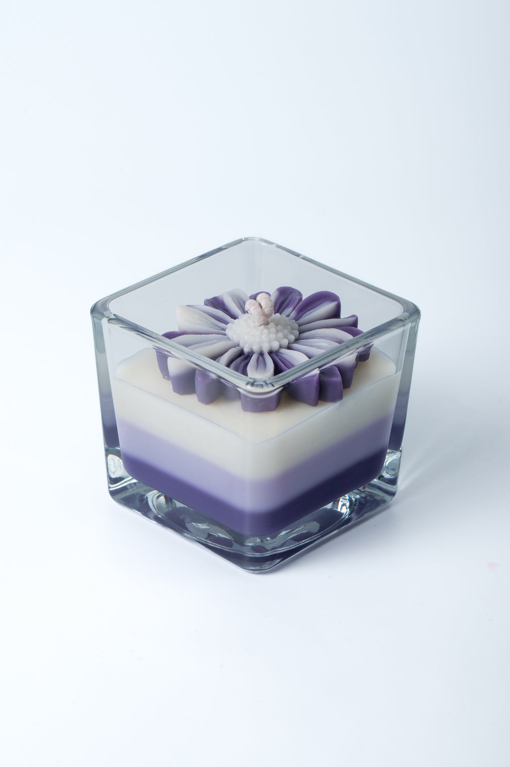 Lumanare artizanala din ceara de soia Flora Layers Lilac turnata in 3 straturi si nuanțe de mov