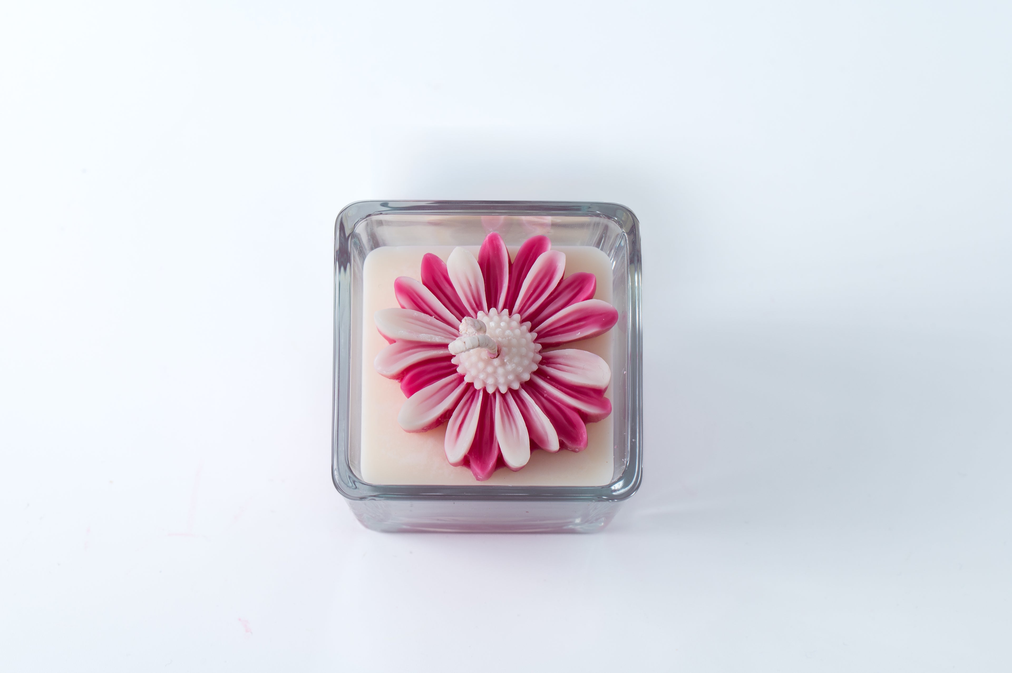 Lumanare artizanala din ceara de soia in recipient de sticla decorată cu floare roz 
