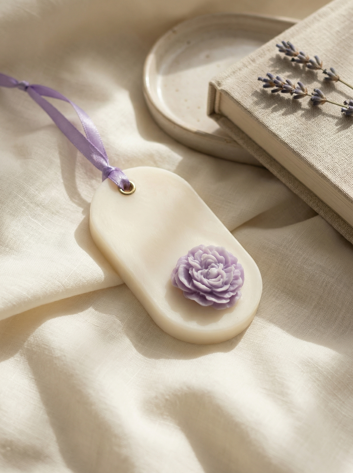 Odorizant de dulap din ceara de soia 100% naturală decorat cu bujor mov si panglica satinata mov