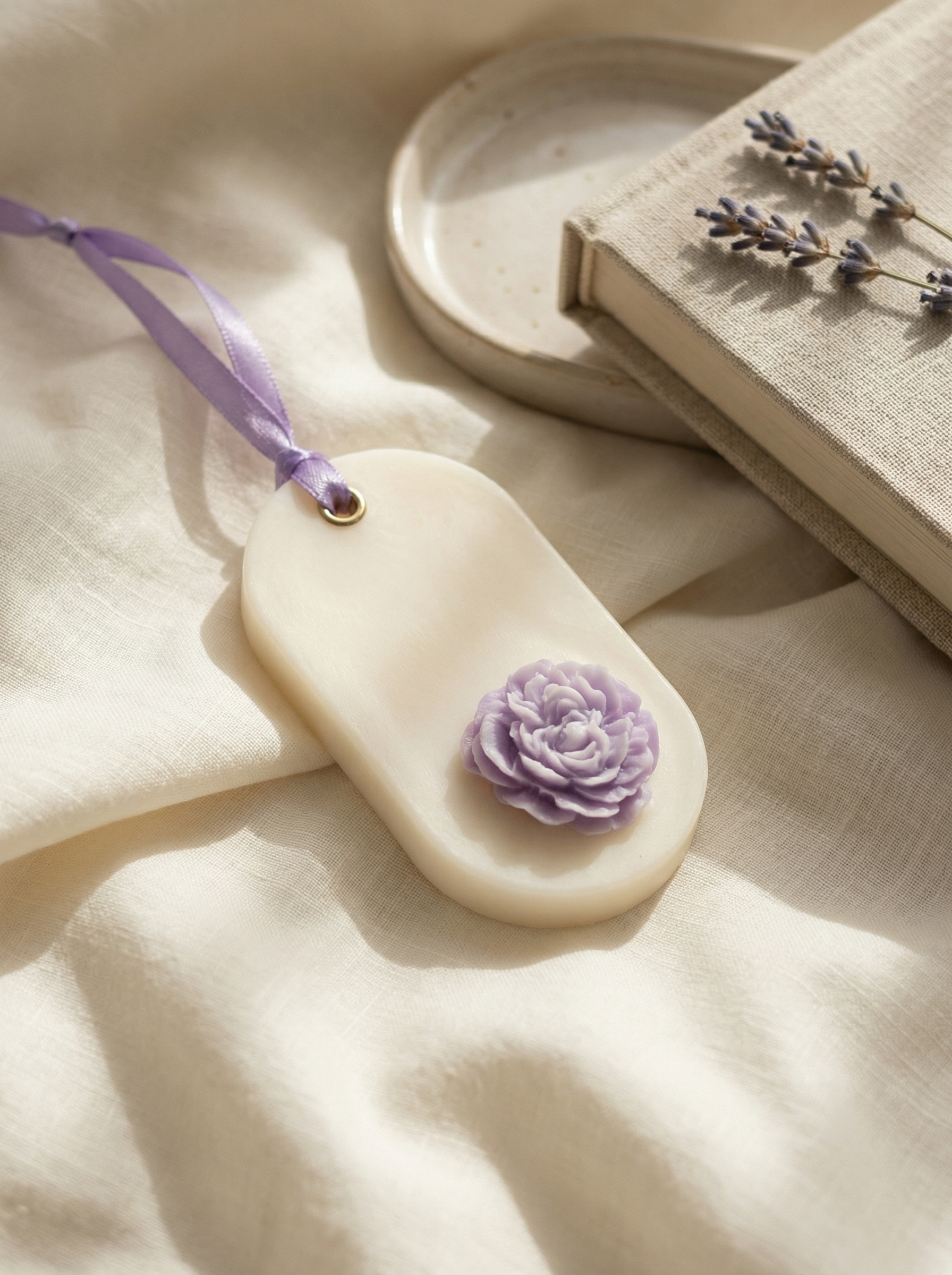 Odorizant de dulap din ceara de soia 100% naturală decorat cu bujor mov si panglica satinata mov