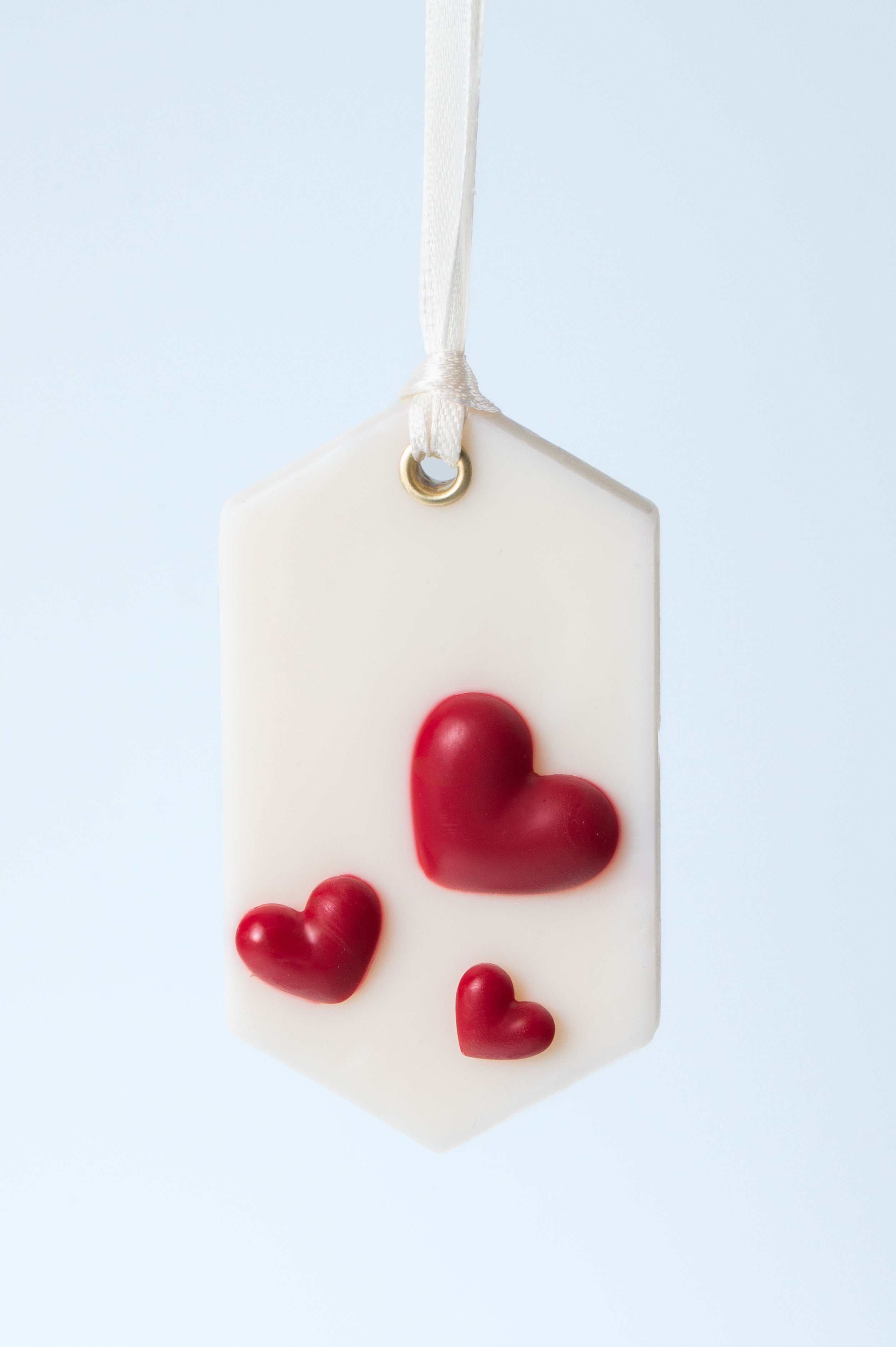 Odorizant parfumat decorativ Belle Hearts din ceară naturală, cu inserții în formă de inimă roșie