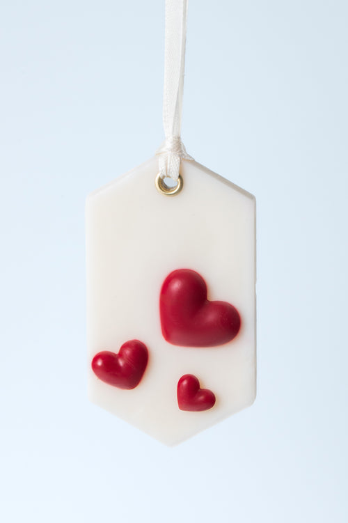 Odorizant parfumat decorativ Belle Hearts din ceară naturală, cu inserții în formă de inimă roșie