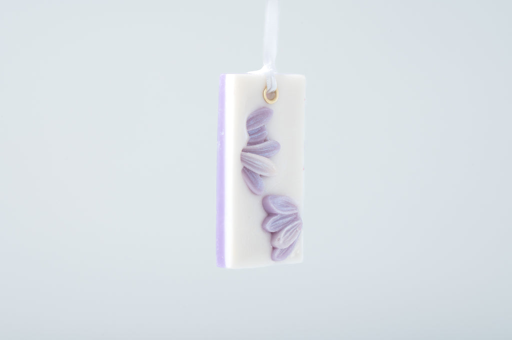Odorizant parfumat decorativ din ceară naturală, design floral mov, vedere laterală
