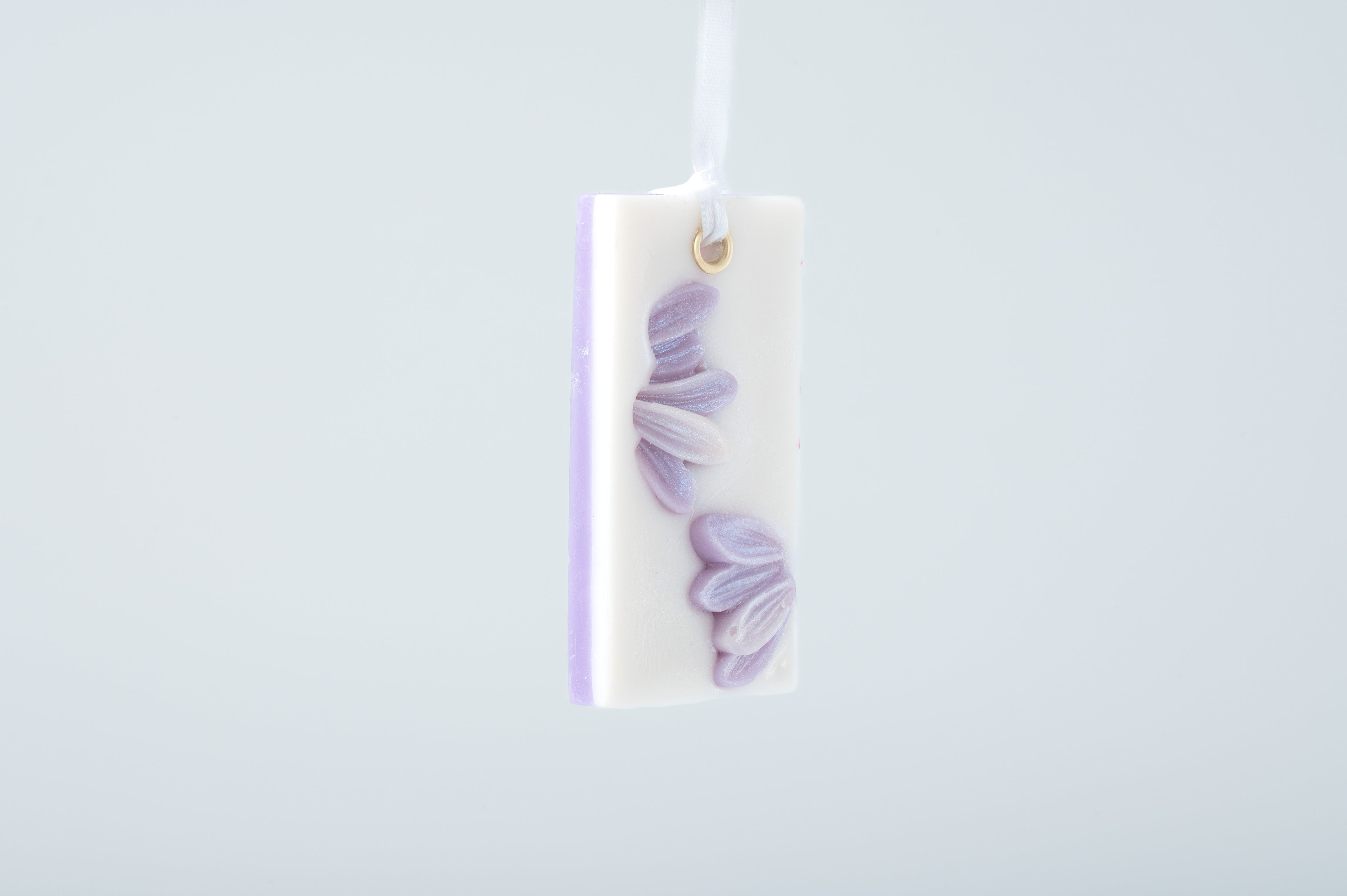 Odorizant parfumat decorativ din ceară naturală, design floral mov, vedere laterală