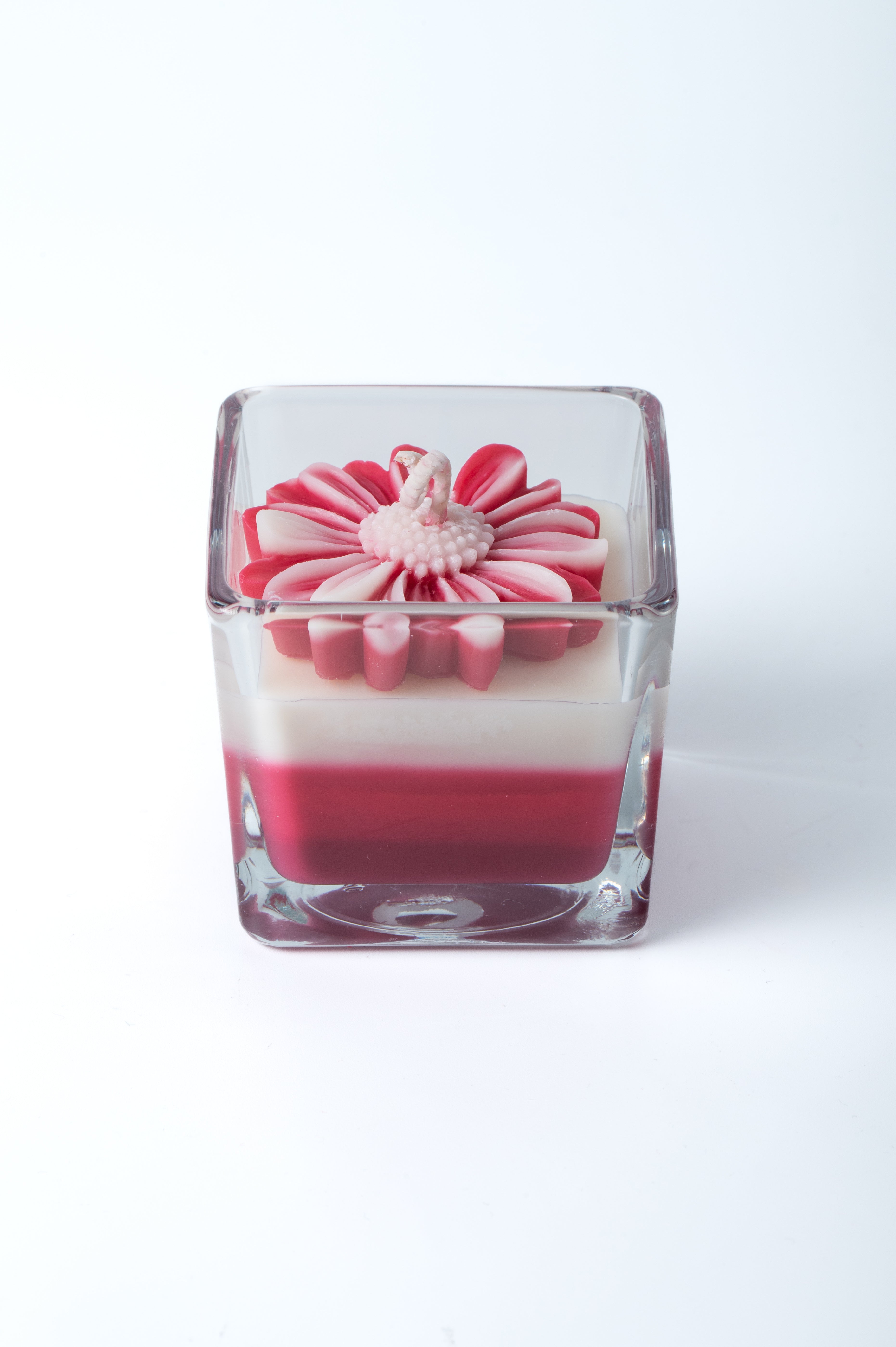 lumânare parfumata din ceara de soia turnată în recipient transparent din sticlă cu aspect elegant in 3 straturi de roșu