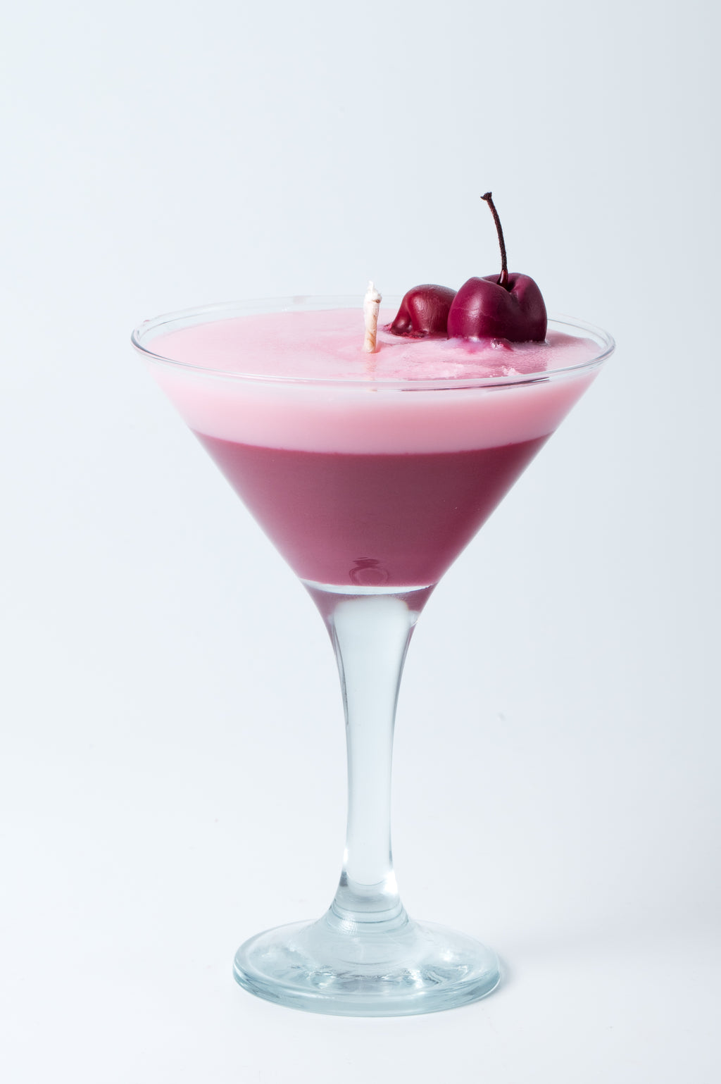 lumânare parfumată în pahar de cocktail martini, cu aspect de desert și cireșe decorative din ceară
