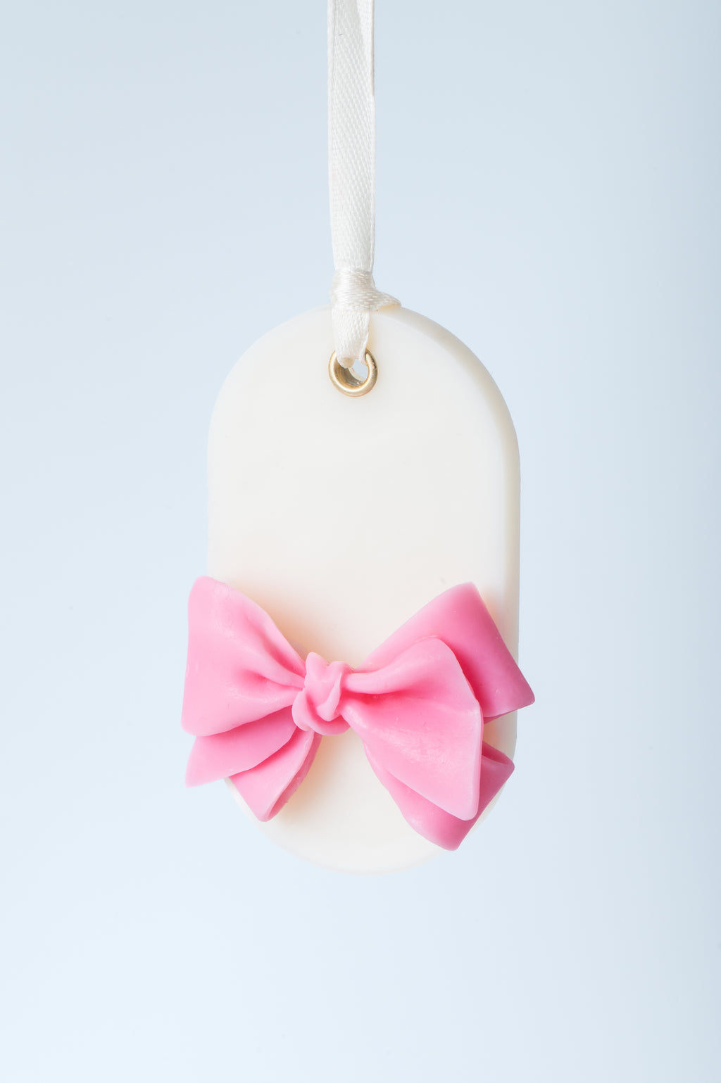 Odorizant de haine din ceara cu decor de funda roz si panglica satinata alba