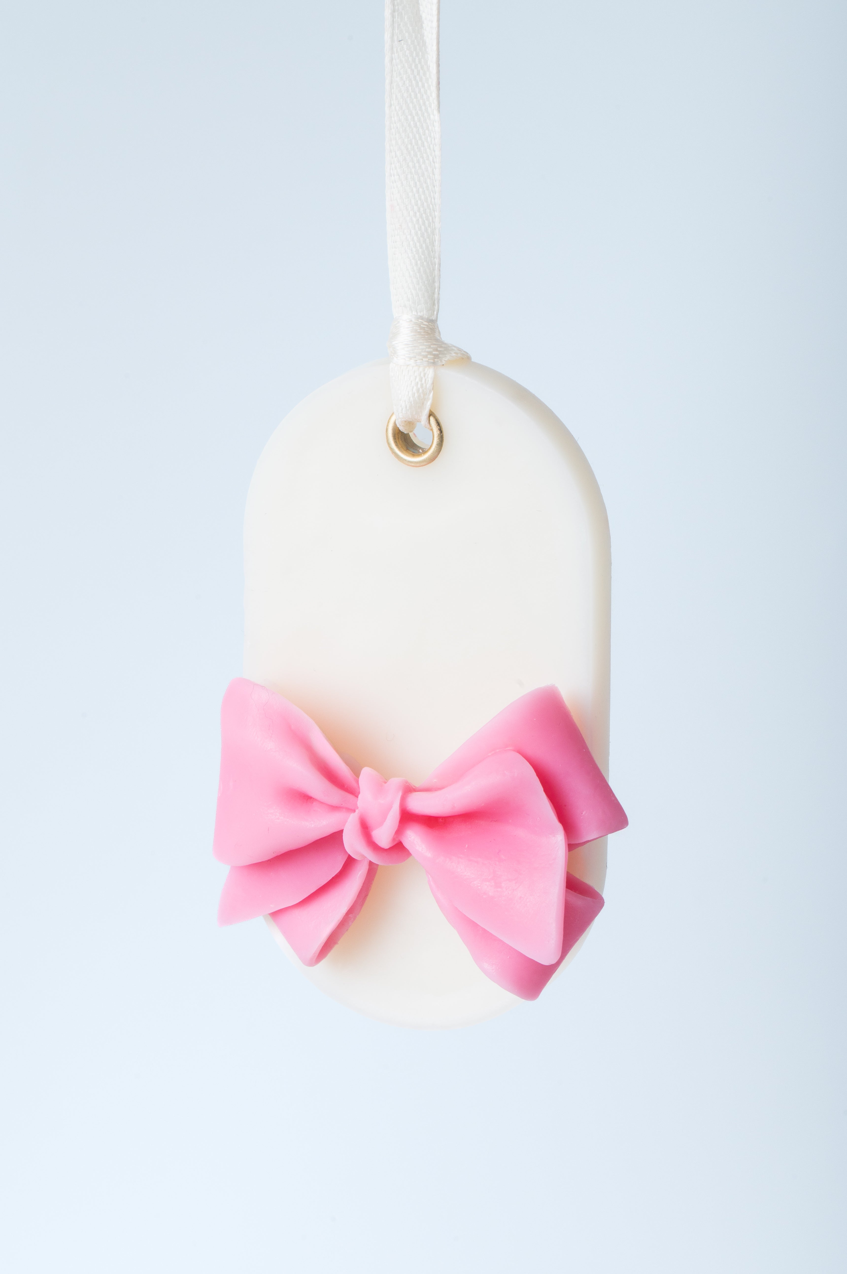 Odorizant de haine din ceara cu decor de funda roz si panglica satinata alba