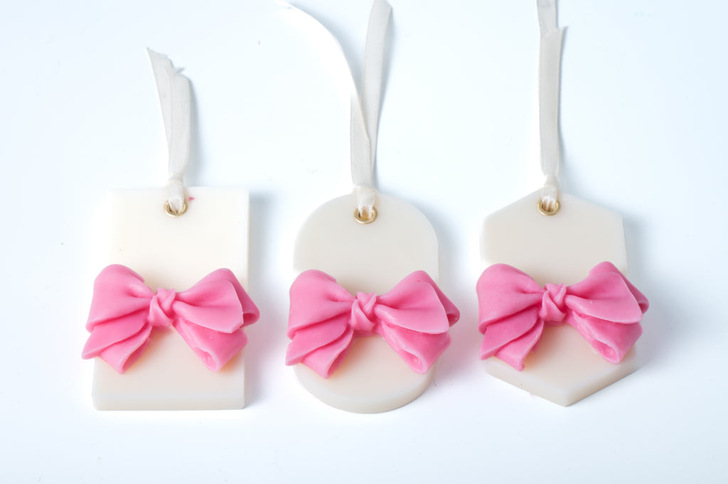 3 odorizante de dulap din ceara naturală in forme diferite, decorate cu funda roz si panglica satinata alba