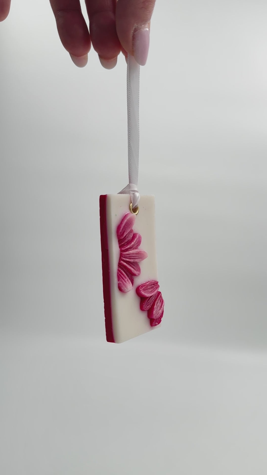 VIdeo cu odorizantul parfumat decorativ Flora Scent Red suspendat, design floral elegant