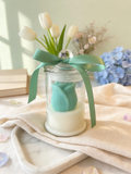 Lumânare parfumată în borcan cu trandafir turcoaz din ceară și capac din sticlă, ideală pentru decor și parfum intens de lungă durată