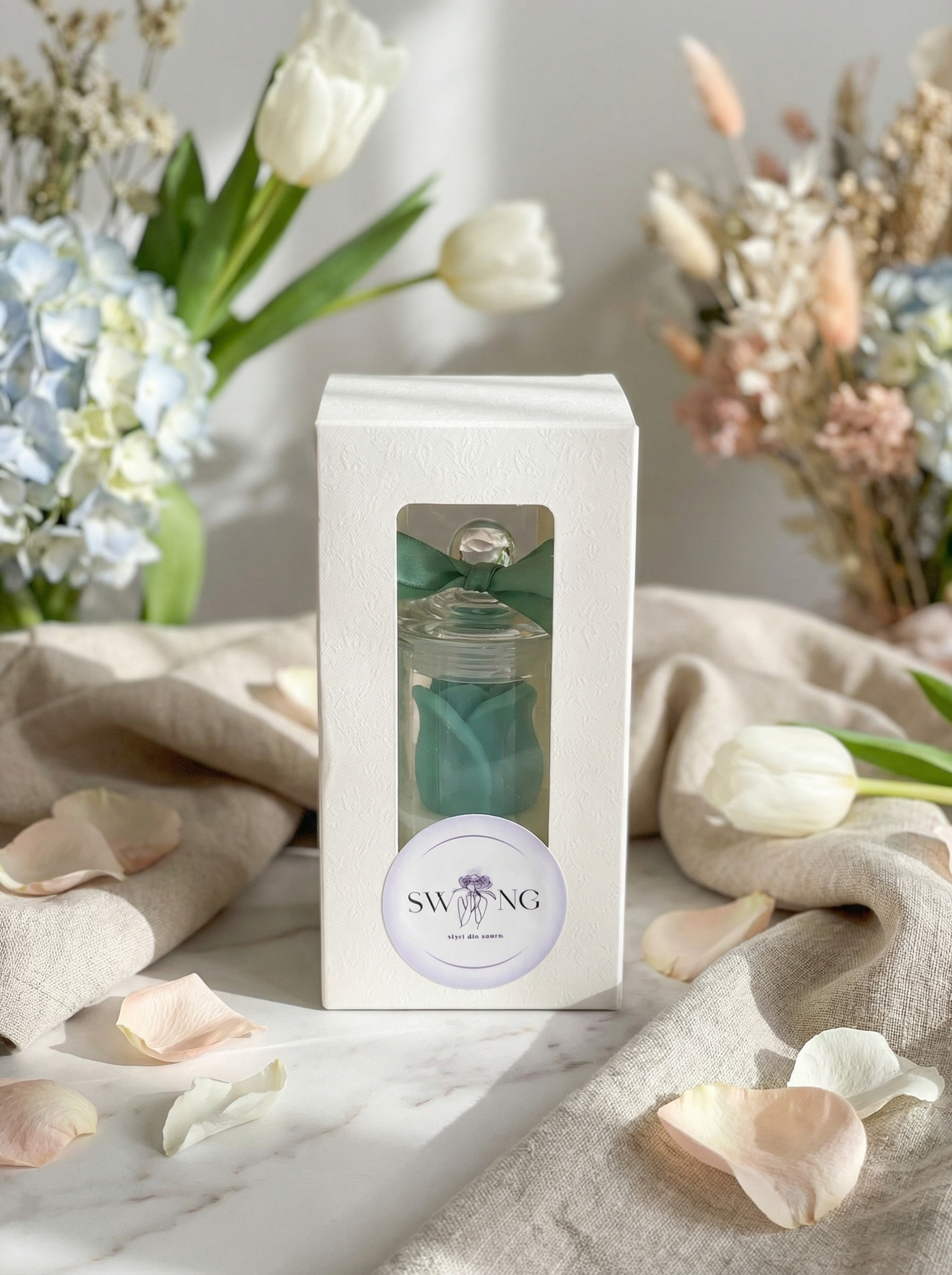 Lumânare florală ambalată în cutie cadou elegantă, cu trandafir din ceară și parfum intens, perfectă pentru aniversări sau onomastici
