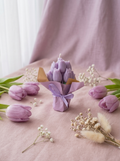 buchet decorativ de lalele mov din ceară, împachetat manual în hârtie pastel și legat cu fundă